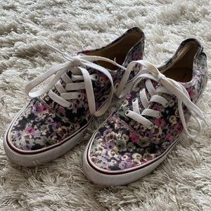 ✨American Eagle Floral Cloth Sneaker✨